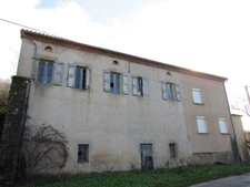 CORPS DE FERME AVEC 2 MAISONS RENOVEES ET NOMBREUSES DEPENDANCES A 10 MINUTES D'ALBI SUD 