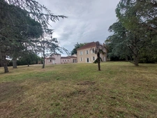 MAISON DE MAITRE  RENOVEE AVEC DEPANDANCES  EN FUTUR GITE ET PARC ARBORE  