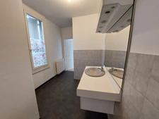 Maison dans centre ville 90m² T4 rénovée , avec garage/buanderie + terrasse +cour interieure +jardin +préau  95000€