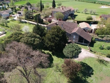 MAISON DE MAITRE AVEC  DEPENDANCES DEUX PIGEONNIERS SUR PARC DE 5000M²
