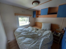 CORPS DE FERME AVEC DEPENDANCES ET GRAND MOBILHOME SUR TERRAIN SUR VEGETALISE DE 2ha16a90ca aux allures de camping! 250000€