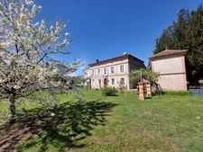 MAISON DE MAITRE AVEC  DEPENDANCES DEUX PIGEONNIERS SUR PARC DE 5000M²