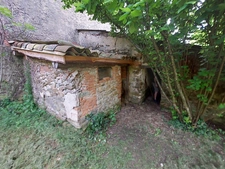 CORPS DE FERME AVEC DEPENDANCES ET GRAND MOBILHOME SUR TERRAIN SUR VEGETALISE DE 2ha16a90ca aux allures de camping! 250000€