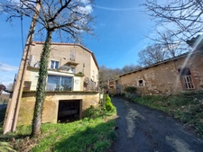 CORPS DE FERME AVEC 2 MAISONS RENOVEES ET NOMBREUSES DEPENDANCES A 10 MINUTES D'ALBI SUD 