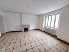 Maison dans centre ville 90m² T4 rénovée , avec garage/buanderie + terrasse +cour interieure +jardin +préau  95000€