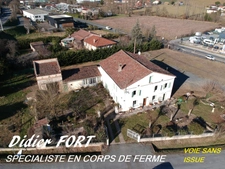 CORPS DE FERME AVEC PIGEONNIER DEPENDANCES +LOCAL COMMERCIAL + STOCKAGE+ TERRAIN EN UA2  319900€