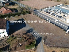 CORPS DE FERME AVEC PIGEONNIER DEPENDANCES +LOCAL COMMERCIAL + STOCKAGE+ TERRAIN EN UA2  319900€