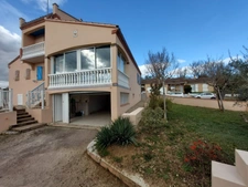 VILLA CONTEMPORAINE RECENTE AVEC PISCINE