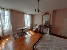 MAISON DE MAITRE AVEC  DEPENDANCES DEUX PIGEONNIERS SUR PARC DE 5000M²