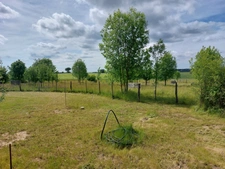 CORPS DE FERME AVEC DEPENDANCES ET GRAND MOBILHOME SUR TERRAIN SUR VEGETALISE DE 2ha16a90ca aux allures de camping! 250000€