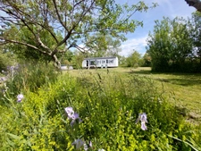 CORPS DE FERME AVEC DEPENDANCES ET GRAND MOBILHOME SUR TERRAIN SUR VEGETALISE DE 2ha16a90ca aux allures de camping! 250000€