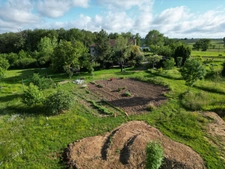 CORPS DE FERME AVEC DEPENDANCES ET GRAND MOBILHOME SUR TERRAIN SUR VEGETALISE DE 2ha16a90ca aux allures de camping! 250000€