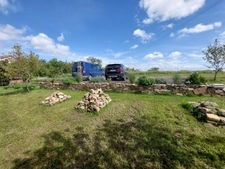 CORPS DE FERME AVEC DEPENDANCES ET GRAND MOBILHOME SUR TERRAIN SUR VEGETALISE DE 2ha16a90ca aux allures de camping! 250000€