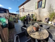 CORPS DE FERME AVEC 2 MAISONS RENOVEES ET NOMBREUSES DEPENDANCES A 10 MINUTES D'ALBI SUD 