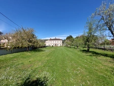 MAISON DE MAITRE AVEC  DEPENDANCES DEUX PIGEONNIERS SUR PARC DE 5000M²