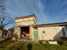 CORPS DE FERME AVEC PIGEONNIER DEPENDANCES +LOCAL COMMERCIAL + STOCKAGE+ TERRAIN EN UA2  319900€