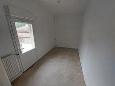 Maison dans centre ville 90m² T4 rénovée , avec garage/buanderie + terrasse +cour interieure +jardin +préau  95000€