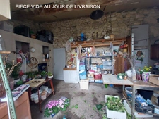 CORPS DE FERME AVEC PIGEONNIER DEPENDANCES +LOCAL COMMERCIAL + STOCKAGE+ TERRAIN EN UA2  319900€