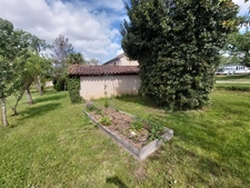 CORPS DE FERME AVEC DEPENDANCES ET GRAND MOBILHOME SUR TERRAIN SUR VEGETALISE DE 2ha16a90ca aux allures de camping! 250000€