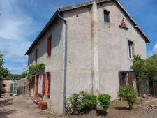 CORPS DE FERME AVEC DEPENDANCES ET GRAND MOBILHOME SUR TERRAIN SUR VEGETALISE DE 2ha16a90ca aux allures de camping! 250000€