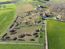 CORPS DE FERME AVEC DÉPENDANCES SUR TERRAIN DE 2 Ha 16 a 90 ca AUX ALLURES DE CAMPING !