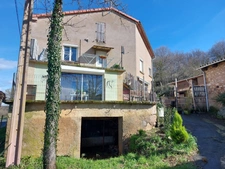 CORPS DE FERME AVEC 2 MAISONS RENOVEES ET NOMBREUSES DEPENDANCES A 10 MINUTES D'ALBI SUD 