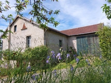 CORPS DE FERME AVEC DEPENDANCES ET GRAND MOBILHOME SUR TERRAIN SUR VEGETALISE DE 2ha16a90ca aux allures de camping! 250000€
