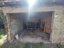 CORPS DE FERME AVEC DEPENDANCES ET GRAND MOBILHOME SUR TERRAIN SUR VEGETALISE DE 2ha16a90ca aux allures de camping! 250000€