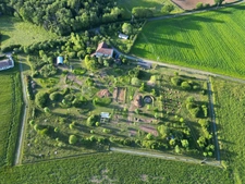 CORPS DE FERME AVEC DEPENDANCES ET GRAND MOBILHOME SUR TERRAIN SUR VEGETALISE DE 2ha16a90ca aux allures de camping! 250000€