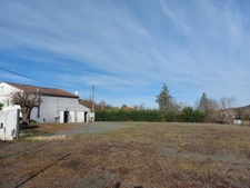 CORPS DE FERME AVEC PIGEONNIER DEPENDANCES +LOCAL COMMERCIAL + STOCKAGE+ TERRAIN EN UA2  319900€