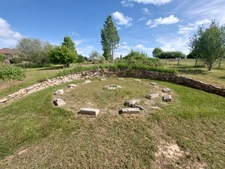 CORPS DE FERME AVEC DEPENDANCES ET GRAND MOBILHOME SUR TERRAIN SUR VEGETALISE DE 2ha16a90ca aux allures de camping! 250000€
