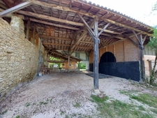  CORPS DE FERME RENOVE AVEC  EQUIPEMENT POUR 2 CHEVAUX GRANDES DEPENDANCES SUR 1,2ha
