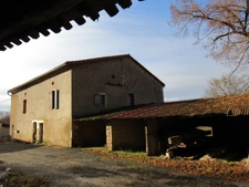 CORPS DE FERME AVEC 2 MAISONS RENOVEES ET NOMBREUSES DEPENDANCES A 10 MINUTES D'ALBI SUD 