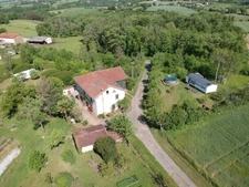 CORPS DE FERME AVEC DEPENDANCES ET GRAND MOBILHOME SUR TERRAIN SUR VEGETALISE DE 2ha16a90ca aux allures de camping! 250000€