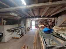 CORPS DE FERME AVEC DEPENDANCES ET GRAND MOBILHOME SUR TERRAIN SUR VEGETALISE DE 2ha16a90ca aux allures de camping! 250000€