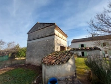 CORPS DE FERME AVEC PIGEONNIER DEPENDANCES +LOCAL COMMERCIAL + STOCKAGE+ TERRAIN EN UA2  319900€