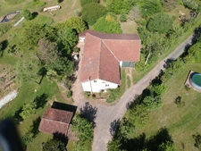 CORPS DE FERME AVEC DEPENDANCES ET GRAND MOBILHOME SUR TERRAIN SUR VEGETALISE DE 2ha16a90ca aux allures de camping! 250000€