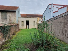 Maison dans centre ville 90m² T4 rénovée , avec garage/buanderie + terrasse +cour interieure +jardin +préau  95000€