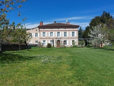 MAISON DE MAITRE AVEC  DEPENDANCES DEUX PIGEONNIERS SUR PARC DE 5000M²