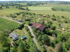 CORPS DE FERME AVEC DEPENDANCES ET GRAND MOBILHOME SUR TERRAIN SUR VEGETALISE DE 2ha16a90ca aux allures de camping! 250000€