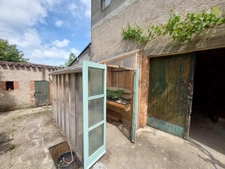 CORPS DE FERME AVEC DEPENDANCES ET GRAND MOBILHOME SUR TERRAIN SUR VEGETALISE DE 2ha16a90ca aux allures de camping! 250000€