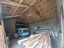 CORPS DE FERME AVEC DEPENDANCES ET GRAND MOBILHOME SUR TERRAIN SUR VEGETALISE DE 2ha16a90ca aux allures de camping! 250000€