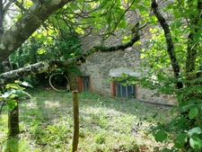 CORPS DE FERME AVEC DEPENDANCES ET GRAND MOBILHOME SUR TERRAIN SUR VEGETALISE DE 2ha16a90ca aux allures de camping! 250000€