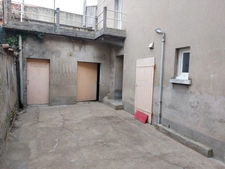 Maison dans centre ville 90m² T4 rénovée , avec garage/buanderie + terrasse +cour interieure +jardin +préau  95000€