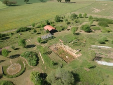 CORPS DE FERME AVEC DEPENDANCES ET GRAND MOBILHOME SUR TERRAIN SUR VEGETALISE DE 2ha16a90ca aux allures de camping! 250000€