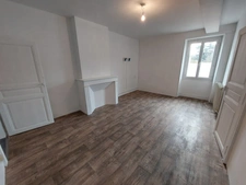 Maison dans centre ville 90m² T4 rénovée , avec garage/buanderie + terrasse +cour interieure +jardin +préau  95000€