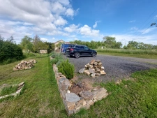 CORPS DE FERME AVEC DEPENDANCES ET GRAND MOBILHOME SUR TERRAIN SUR VEGETALISE DE 2ha16a90ca aux allures de camping! 250000€