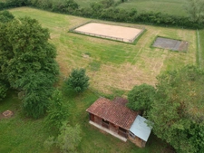  CORPS DE FERME RENOVE AVEC  EQUIPEMENT POUR 2 CHEVAUX GRANDES DEPENDANCES SUR 1,2ha