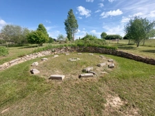 CORPS DE FERME AVEC DÉPENDANCES SUR TERRAIN DE 2 Ha 16 a 90 ca AUX ALLURES DE CAMPING !