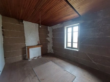 CORPS DE FERME AVEC DEPENDANCES ET GRAND MOBILHOME SUR TERRAIN SUR VEGETALISE DE 2ha16a90ca aux allures de camping! 250000€